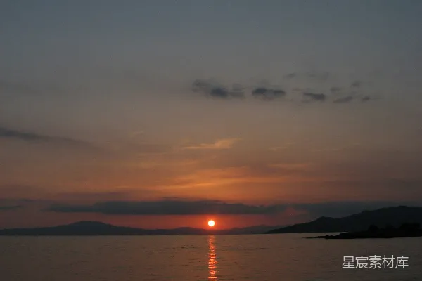 高清摄影 夕阳正照在海滩的水面上。