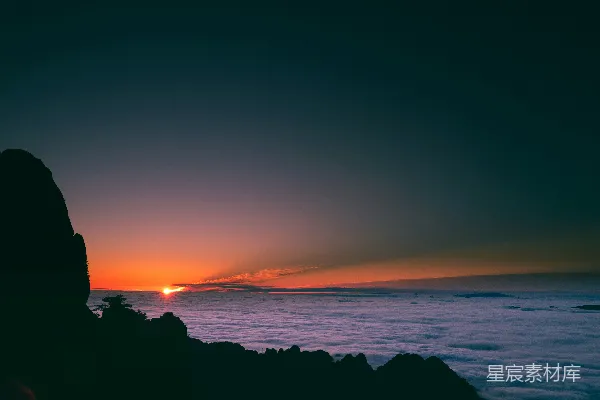 高清摄影 云层上方的壮丽日出和暗色山峰。