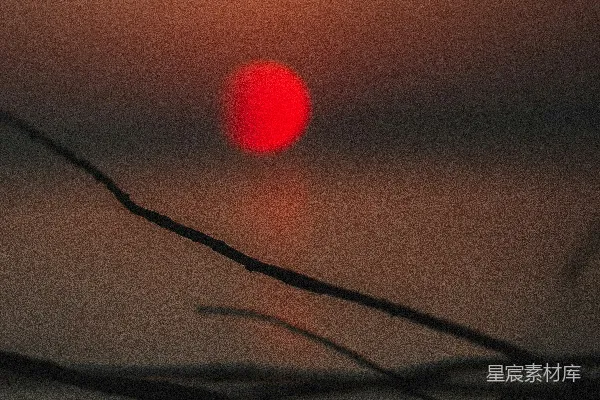 高清摄影 夕阳正缓缓落下，倒映在水面上。