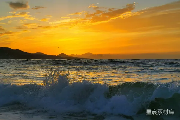 高清摄影 夕阳正映照在海面上，波涛起伏。
