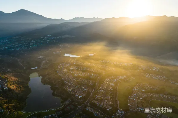 高清摄影 一张城市俯瞰图，背景中有湖泊和山脉。