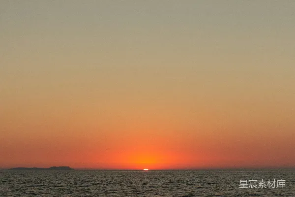 高清摄影 夕阳正在海面上落下。