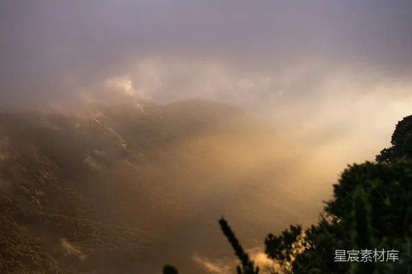 高清摄影 山峰在清晨被云雾笼罩。