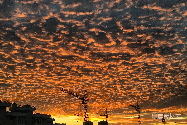 高清摄影 一个充满云彩的城市日落景观