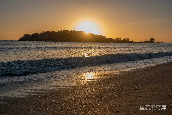 高清摄影 夕阳正在海滩上空的水面落下。