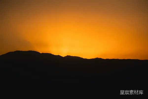 高清摄影 夕阳正缓缓落向山脉。