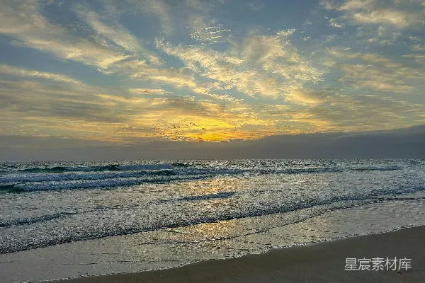 高清摄影 夕阳正在海洋的海滩上落下。