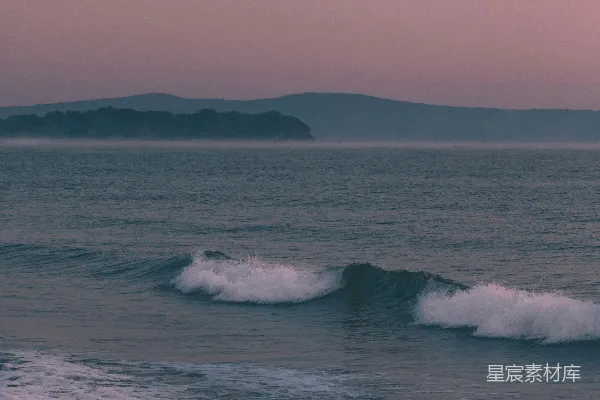 高清摄影 一个人在海洋的波浪上骑着冲浪板。