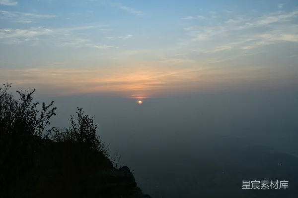高清摄影 夕阳笼罩着薄雾缭绕的山景。
