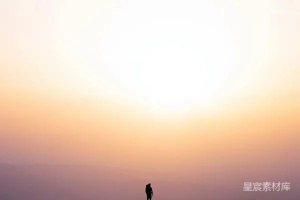 高清摄影 剪影中，一个人站在岩石上，夕阳西下。