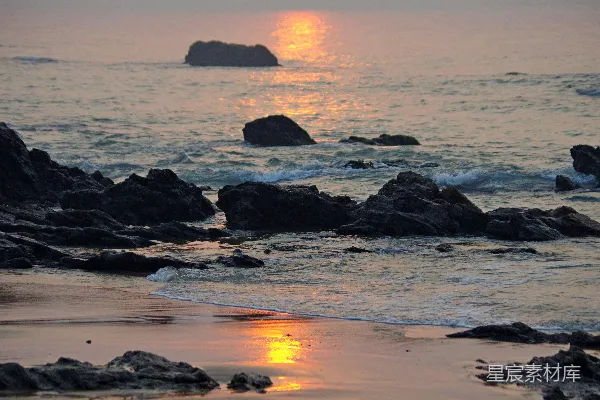 高清摄影 海浪在夕阳下拍打着海岸。