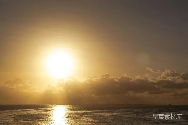 高清摄影 金色的夕阳洒在平静的海洋上。