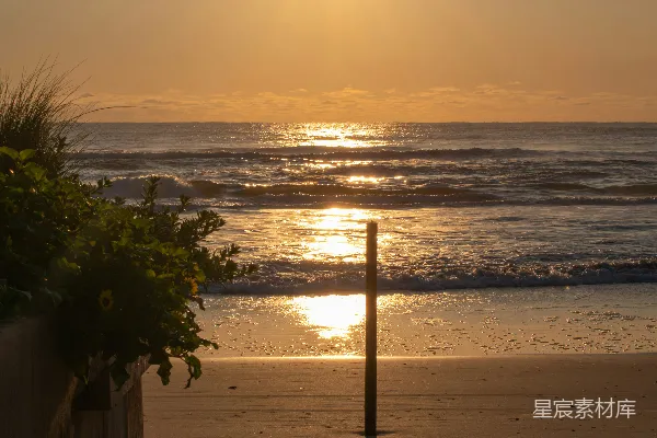 高清摄影 夕阳正在海洋上空的海滩落下