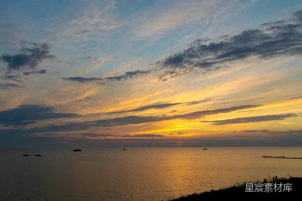 高清摄影 水体在多云的天空下夕阳时分