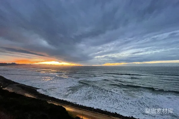 高清摄影 夕阳正映照着大海和海滩。