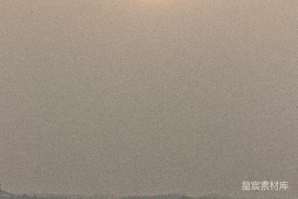 高清摄影 夕阳照耀在薄雾笼罩的森林景观上