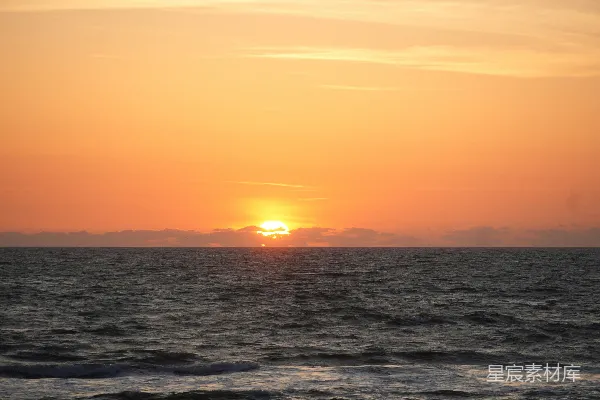高清摄影 夕阳正从海平面上落下。