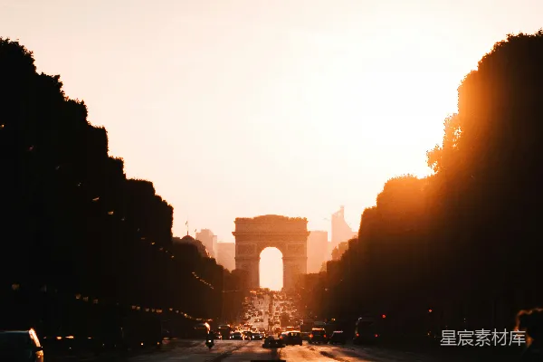 高清摄影 夕阳下，人们在马路上行走。