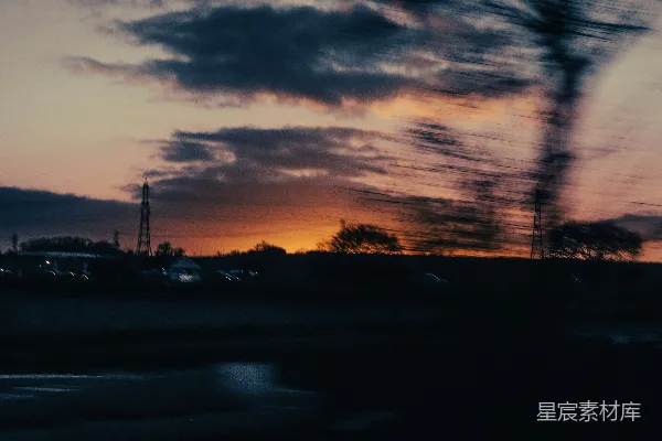高清摄影 从行驶的汽车拍摄的夕阳照片