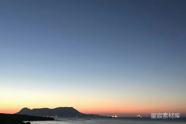 高清摄影 金小时期间漂浮在海上的船只剪影摄影