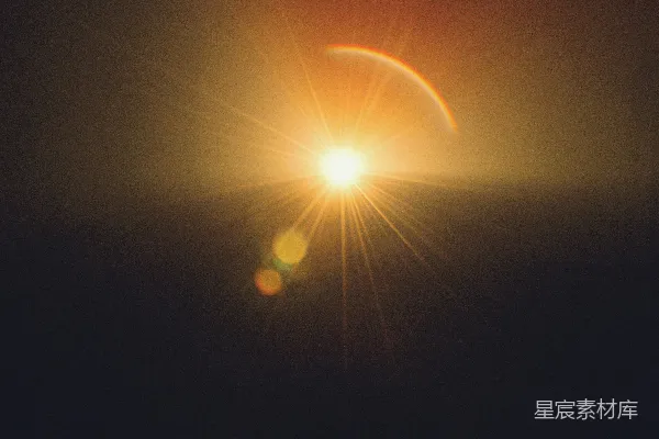 高清摄影 明亮的太阳在黑暗的地平线上方，镜头产生炫光效果