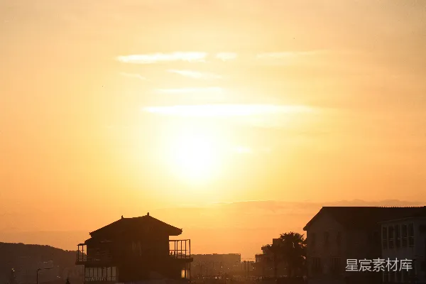 高清摄影 夕阳下，明亮的太阳照耀着剪影般的建筑物。
