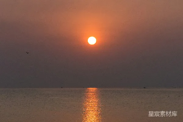 高清摄影 夕阳正洒落在海洋之上。