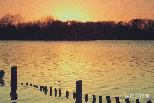 高清摄影 夕阳正在水面上落下