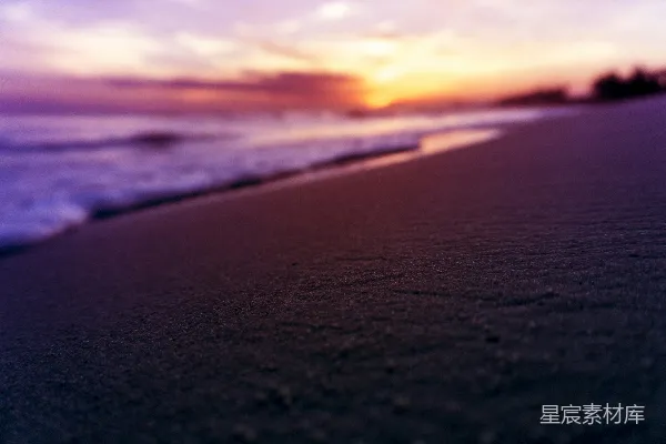 高清摄影 海浪在夕阳下拍打着海岸