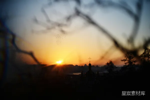 高清摄影 夕阳下，宁静的风景中有一座教堂。
