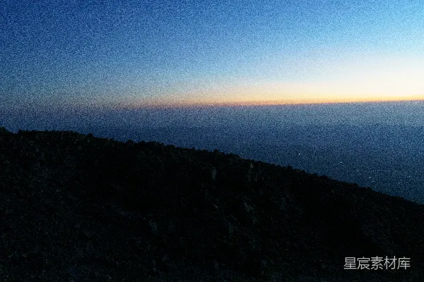 高清摄影 一个人站在山顶上，夕阳西下。