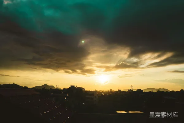 高清摄影 夕阳西下的背景下，蓝白相间的天空下城市的天际线。