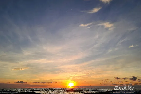 高清摄影 乌云密布的天气里，太阳正缓缓落下海面。