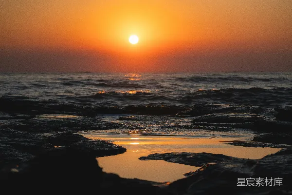 高清摄影 夕阳洒落在海洋上，金光闪闪。