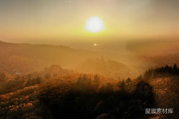 高清摄影 夕阳西下，山峦和树木在余晖中静默。