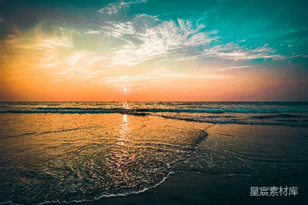 高清摄影 夕阳正从海面落下，海滩上一片静谧。