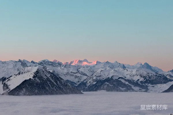 高清摄影 一座被雪和云覆盖的山脉
