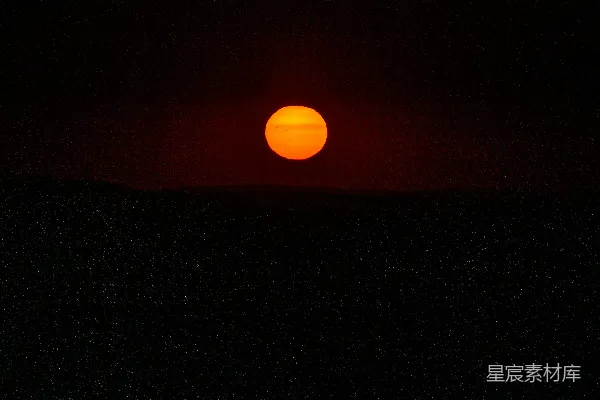 高清摄影 夕阳在漆黑的天空中落下