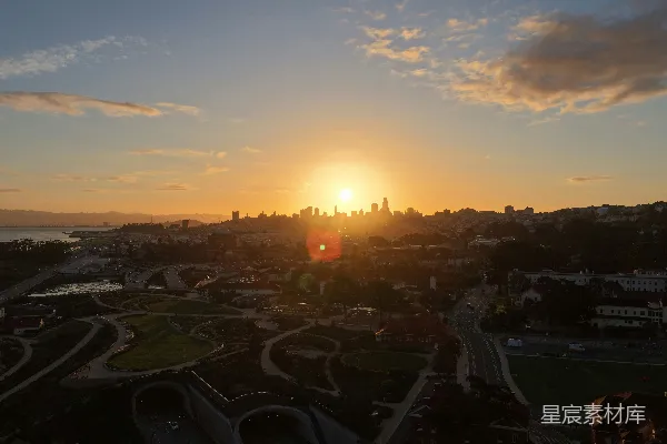 高清摄影 夕阳照耀在城市天际线上，云层漂浮其中。