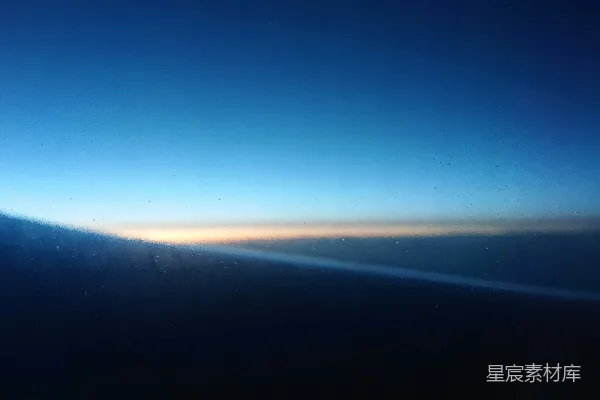 高清摄影 地球地平线上方的晴朗蓝天