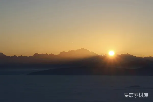 高清摄影 雾蒙蒙的山脉上空的曙光