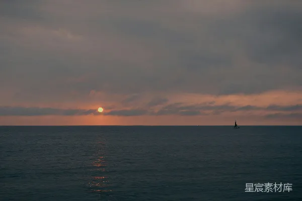 高清摄影 海面上日落时的船影