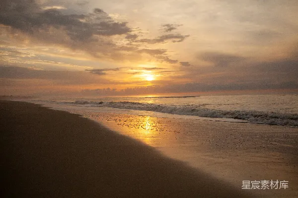 高清摄影 海浪在夕阳下拍打着海岸。