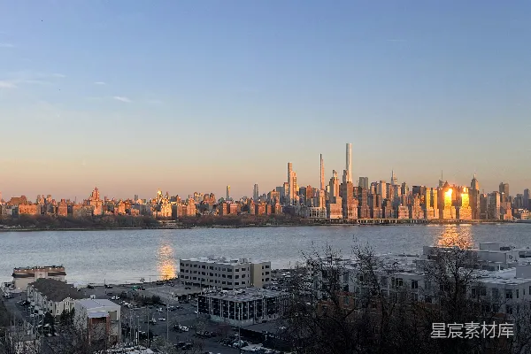 高清摄影 一大片水域，背景中有一座城市。