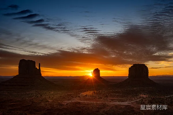 高清摄影 夕阳正投射在一片沙漠景观上