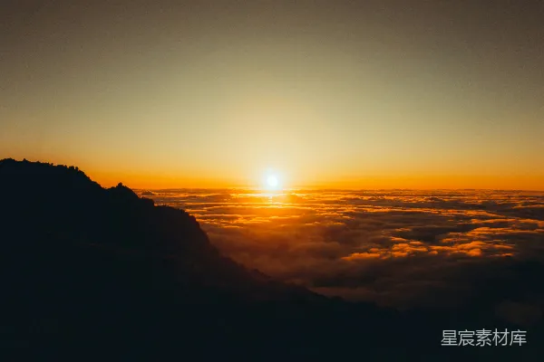高清摄影 夕阳正在云层上方落下。