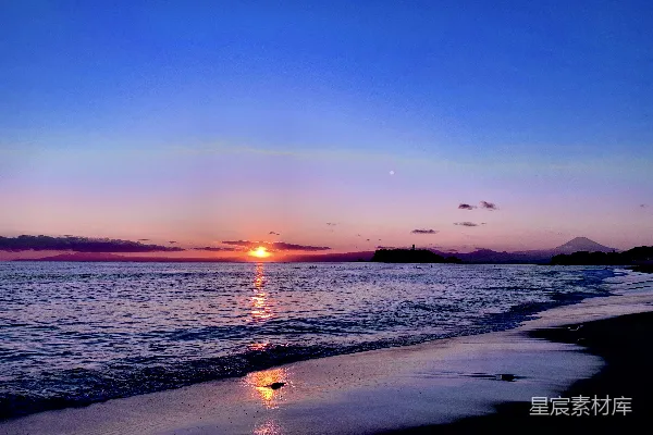 高清摄影 夕阳正照在海滩上的水面上。
