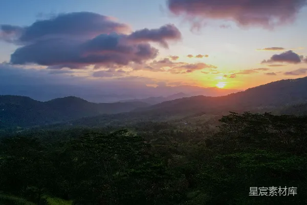 高清摄影 夕阳正映照在山脉之上。