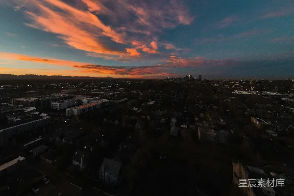 高清摄影 夕阳照亮了城市的天际线，呈现出鲜艳的颜色。