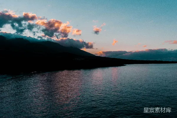 高清摄影 白天多云天空下的山间水域